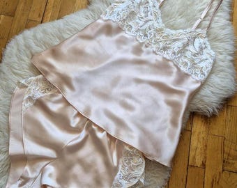 Conjunto de pijama romántico de satén con camisola y shorts de encaje Y2K Charnos Coquette