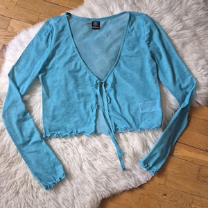 Bolero corto turquesa de malla con lazo frontal, estilo Y2K, de la marca Vintage Urban Outfitters, fabricado en Reino Unido, talla S. imagen 1