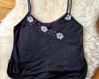 Y2K Nina von C zwarte top met bandjes, hemdje geborduurde bloemenappliqué, Duitse luxe lingerie, romantische cottagecore-loungetop
