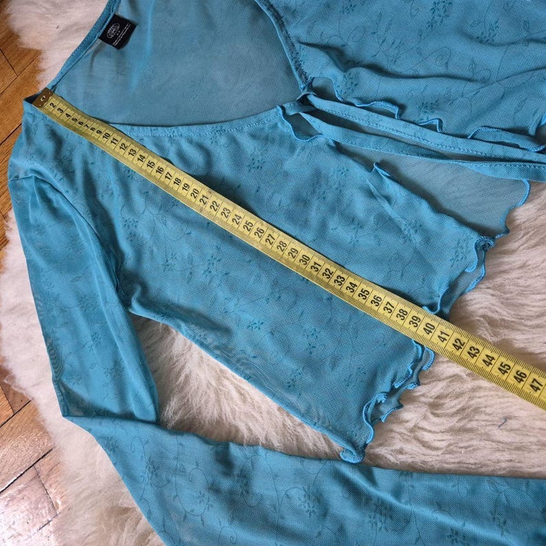 Bolero corto turquesa de malla con lazo frontal, estilo Y2K, de la marca Vintage Urban Outfitters, fabricado en Reino Unido, talla S. imagen 9