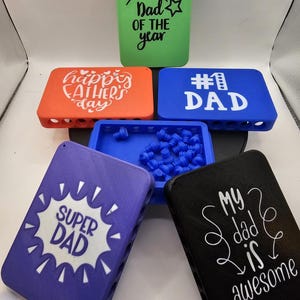 Vaderdagcadeaukaart Puzzeldoos – 24 schroefuitdaging – Grappig doe-het-zelf-gagcadeau – Ontwerp en kleur op maat – Erger papa op de juiste manier!