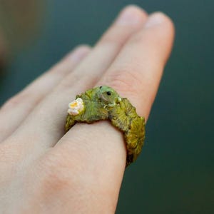 Ring Frosch auf Lotusblüte – Handgemachter Ring aus Polymer Clay
