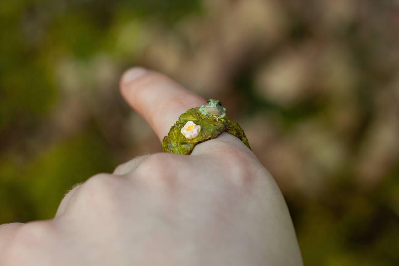 蓮の花についたカエルの指輪 – 手作りのポリマークレイリング - Etsy 日本