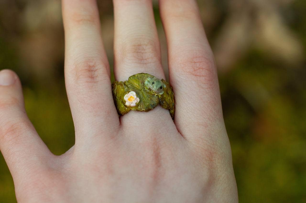 蓮の花についたカエルの指輪 – 手作りのポリマークレイリング - Etsy 日本