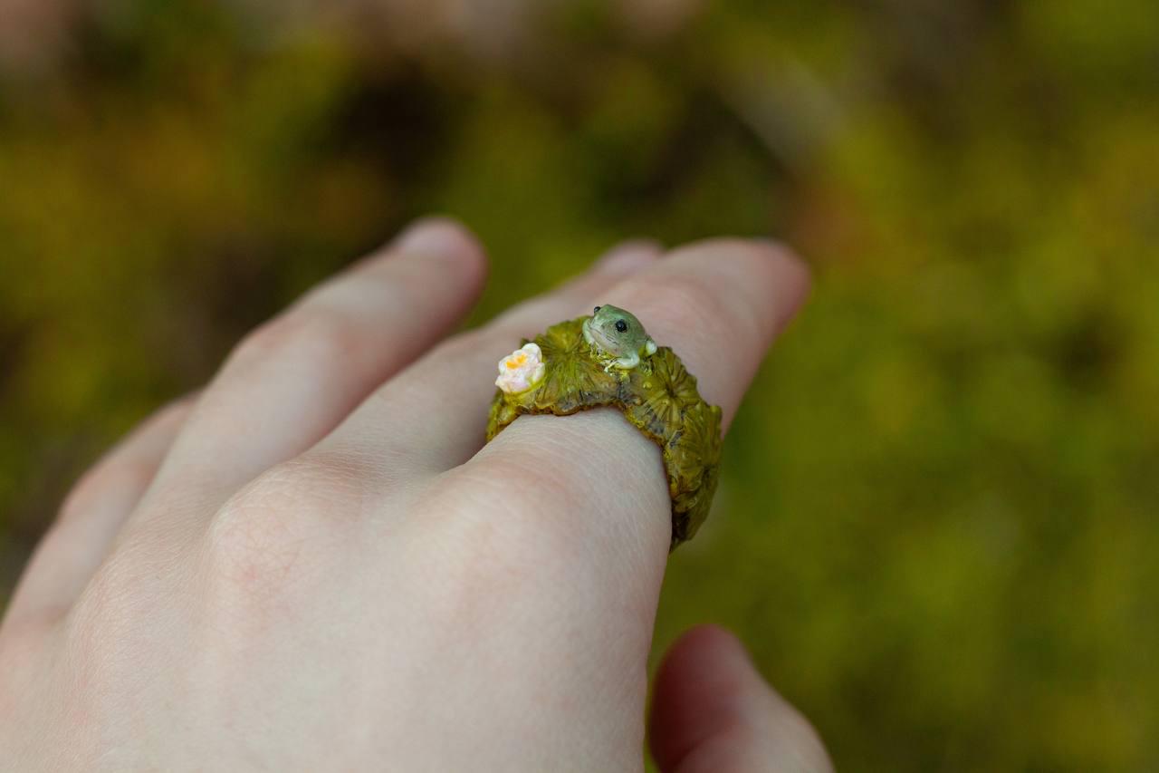 蓮の花についたカエルの指輪 – 手作りのポリマークレイリング - Etsy 日本