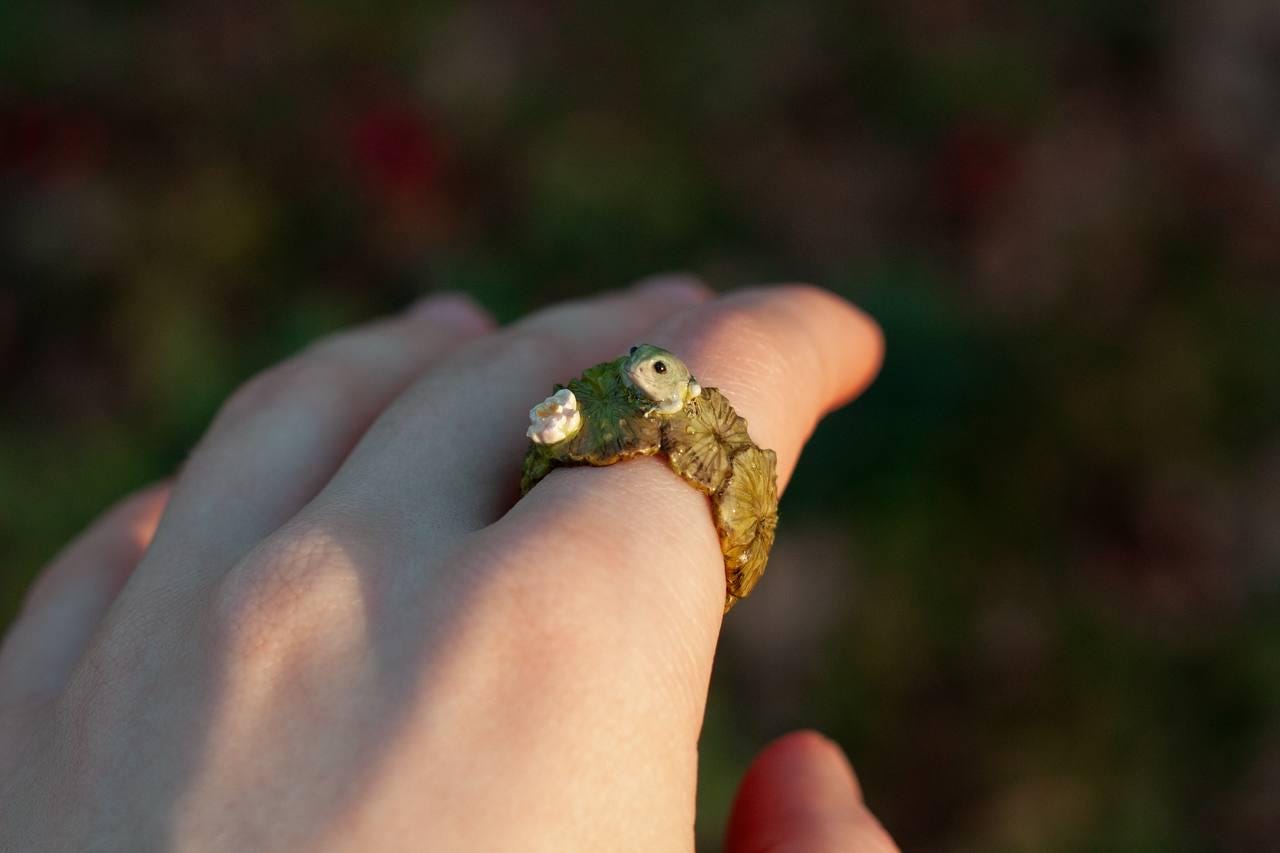 蓮の花についたカエルの指輪 – 手作りのポリマークレイリング - Etsy 日本