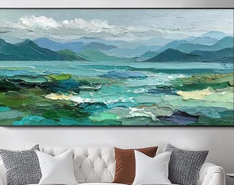 Può includere: Dipinto di paesaggio astratto raffigurante una scena costiera con montagne e acqua. L'opera d'arte utilizza una tavolozza di blu, verdi e bianco per rappresentare il cielo, le montagne e l'oceano. Il dipinto è incorniciato in una cornice rettangolare nera.