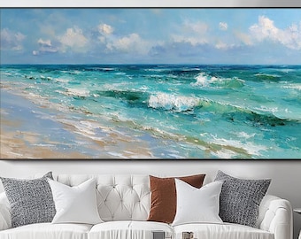 Può includere: Grande dipinto ad olio rettangolare di un paesaggio marino. L'opera raffigura un oceano turchese con onde con creste bianche sotto un cielo blu con soffici nuvole bianche. La spiaggia è visibile in primo piano, con sabbia color beige chiaro.