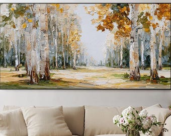 Può includere: Dipinto a olio di una scena di foresta con betulle in una cornice nera. L'opera presenta un sentiero che conduce in lontananza, con alberi nei toni del bianco, giallo e marrone. Il dipinto è esposto sopra un divano beige.