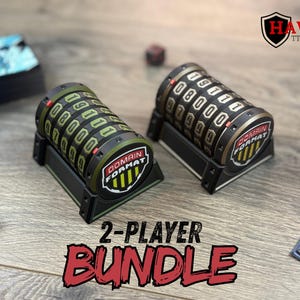 Può includere: Due elementi di gioco a combinazione neri e verdi con la scritta "DOMAIN FORMAT" e "2-PLAYER BUNDLE". I pezzi del gioco hanno una serie di numeri e sono su una superficie di legno. Sono visibili anche dadi e carte.