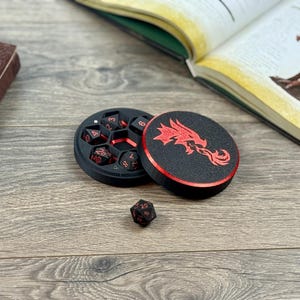 Kundenspezifische 3D gedruckte runde Würfelbox mit magnetischem Deckel - Farb-, Muster- und Strukturoptionen für polyedrische TTRPG-Würfel