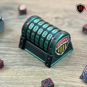 Può includere: Un accessorio di gioco nero e verde con quadranti numerici rotanti. L'accessorio presenta il testo "DOMAIN FORMAT" ed è circondato da dadi e carte da gioco. Progettato per giochi di ruolo da tavolo.