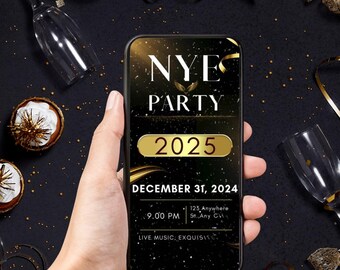 Puede incluir: Un teléfono inteligente negro con un diseño dorado muestra una invitación a una fiesta de Nochevieja. La invitación presenta el texto "NYE PARTY 2025" en letras doradas y blancas. La fecha y la hora de la fiesta se indican como "31 de diciembre de 2024, 9:00 PM". La ubicación se indica como "123 Anywhere St., Any City". La invitación también incluye el texto "LIVE MUSIC, EXQUISITE" en letras doradas.