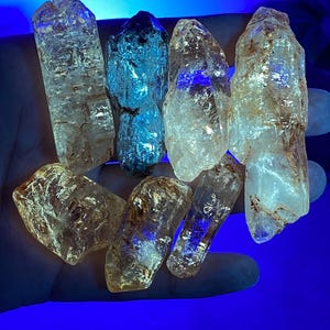 UV-reaktiv petroleumkvarts, fluorescerande kristallkluster, lyser i svart ljus, sällsynt mineralprov