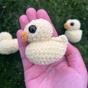 手作りかぎ針編みのゴム製アヒル | かぎ針編みの赤ちゃん鶏または赤ちゃんアヒル | あみぐるみのぬいぐるみ | ジープダッキング | ジープオーナーへのギフト