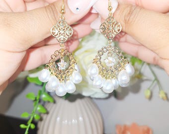 Pendientes jhumka de perlas blancas y oro