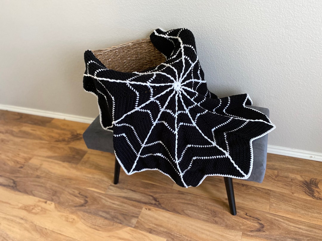 White Spider Web Pattern Print Blanket