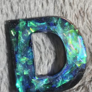 Llavero con monograma y letra inicial "D", hecho a mano, arte de resina, colgante, borla y dije incluidos, personalizado para adaptarse a cada persona