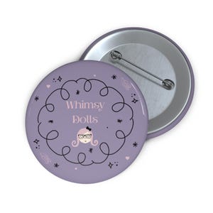 Botão de alfinete com o logotipo da Whimsy Dolls