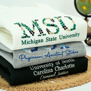 Grad Geschenke für Freundin - MSU Sweatshirt mit Floral - Gestickte griechische Brief Sweatshirts - College Floral Hoodie, Custom Sorority Shirts