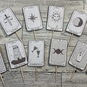 Adornos para cupcakes con cartas del tarot (12). Regalo para amantes de la mística, del tarot, brujas y psíquicos. Adornos para cupcakes de cumpleaños. Adornos para cupcakes con cartas del tarot.
