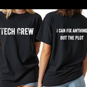Puede incluir: Dos camisetas negras con texto blanco. La parte delantera de la primera camiseta dice "TECH CREW". La parte trasera de la segunda camiseta dice "I CAN FIX ANTHING BUT THE PLOT". Ambas camisetas son de manga corta.