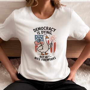 Democracy is Dying, But Hey Nice Fireworks, Goose Digital Download, Political Statement, 4 juli, Independence Day, T-shirt, draagtas