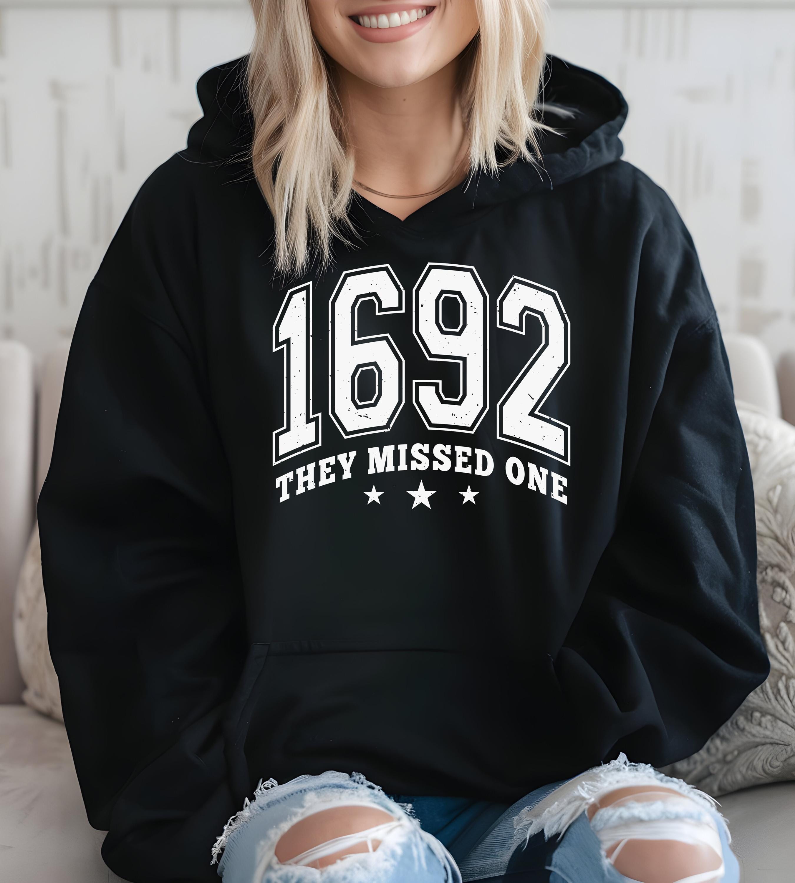 IZYJOY Felpa Oversize Donna 'They Missed One' – Streghe Salem, Girocollo Spettrale Halloween, 1692