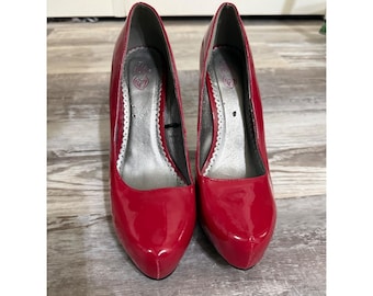 Sapatos de salto alto plataforma vermelhos envernizados da Hot Topic, tamanho 10 feminino, bico amendoado.