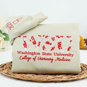 Sudadera WSU bordada con flores para la vuelta al cole. Regalo personalizado para universidad o hermandad. Regalo de graduación para ella. Big Little Gift.