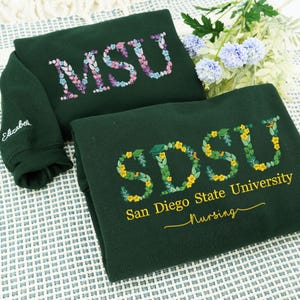 Sudadera con bordado floral personalizado - Cuello redondo personalizado para universidad o hermandad - Regalo de graduación para ella - Camiseta Big Little Greek Life