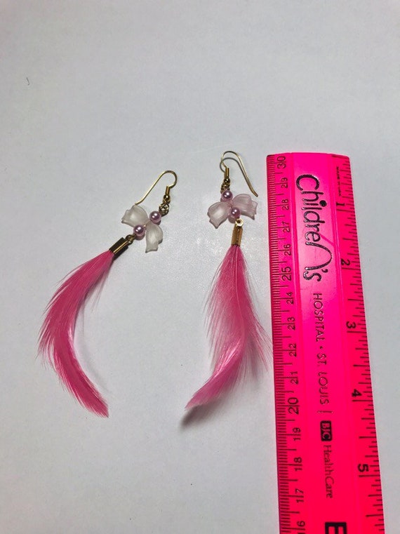 Vintage 1980s pink feather, bow, pearl earrings - image 3