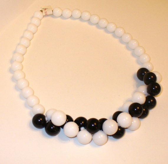 Vintage Black and White Mod Beaded Necklace DEADS… - image 2