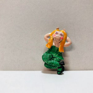 Vintage 80's Sexy Miss Piggy Brooch Oh la la image 2