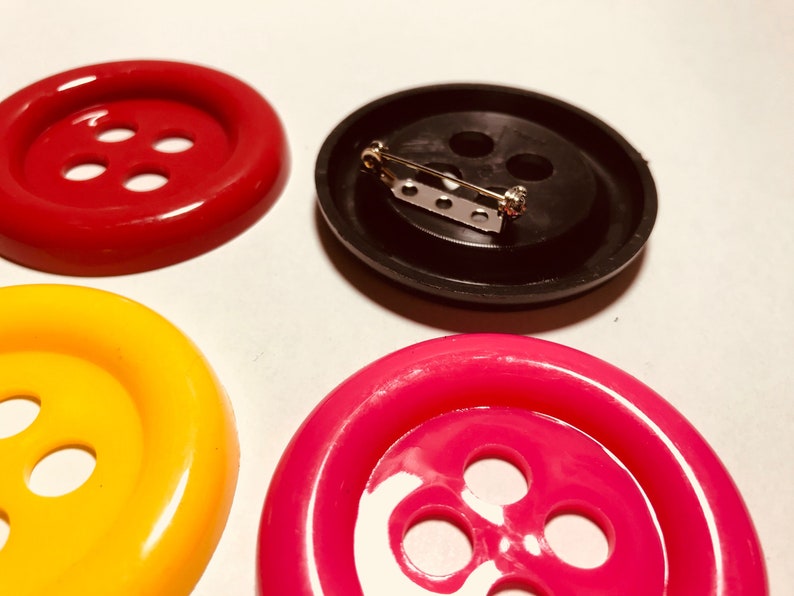 Vintage 1980s plastic giant button brooch pin