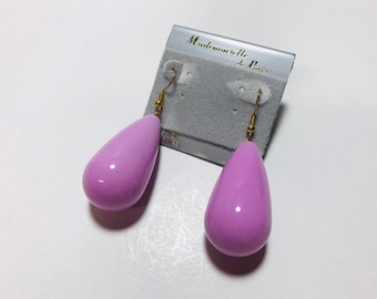 Vintage 1960s lavender mod teardrop plastic earrings