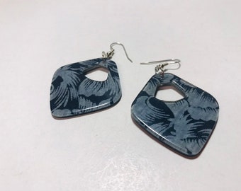 Vintage 1980s plastic Lucite Hawaiian denim hoop earrings