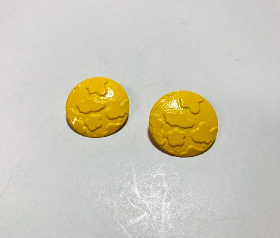 Bright yellow textured 1980s earrings - image 1