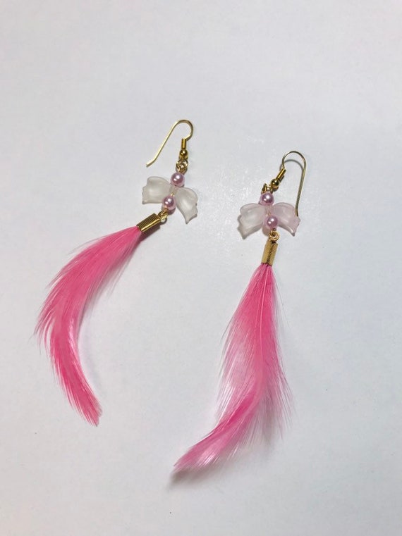 Vintage 1980s pink feather, bow, pearl earrings - image 1