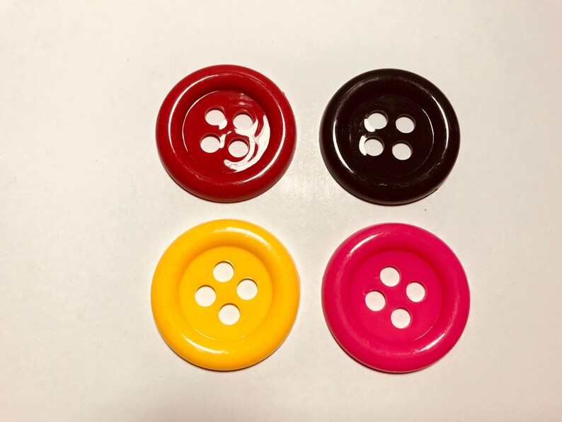 Vintage 1980s plastic giant button brooch pin