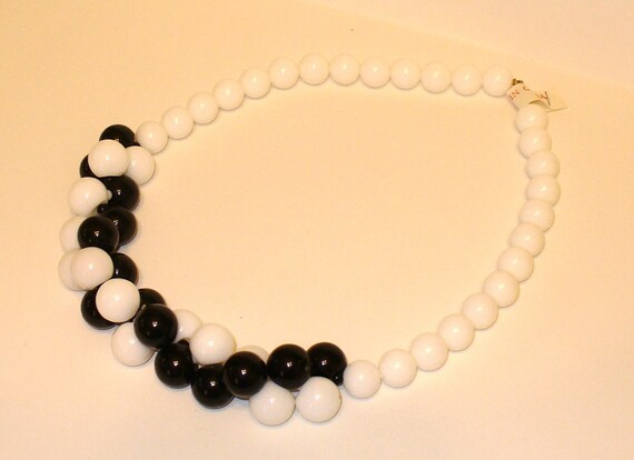 Vintage Black and White Mod Beaded Necklace DEADS… - image 3