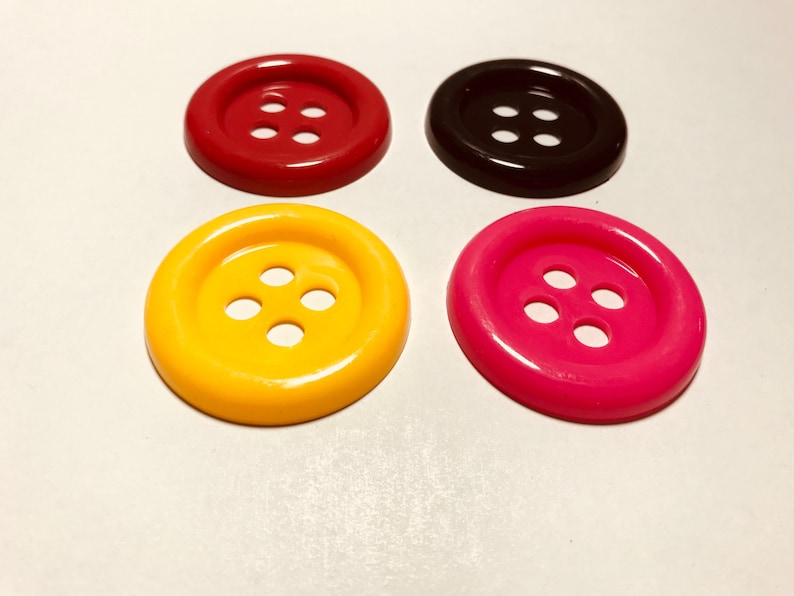 Vintage 1980s plastic giant button brooch pin