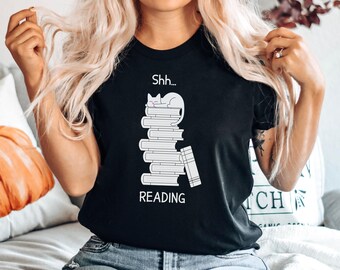 Reading Cat Shirt, Cat Lover TShirt, Bookworm Tee, Reading Cat T-Shirt, Literary Cat Mom Gift, Cute Cat and Books Shirt, Cozy Bookish Tee
