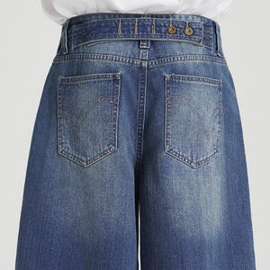 Button Cropped Jeans | Casual Loose Denim Shorts | Daily Wear | Y2K Streetwear Style

Button-adjust waist cropped denim shorts with loose wide leg Y2K streetwear style