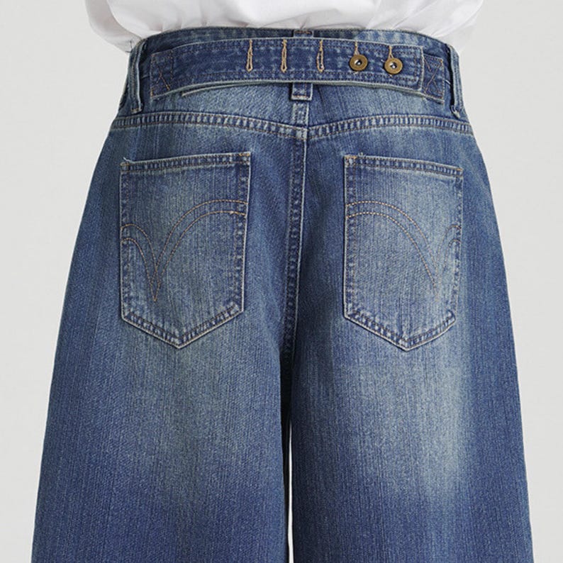 Button Cropped Jeans | Casual Loose Denim Shorts | Daily Wear | Y2K Streetwear Style

Button-adjust waist cropped denim shorts with loose wide leg Y2K streetwear style