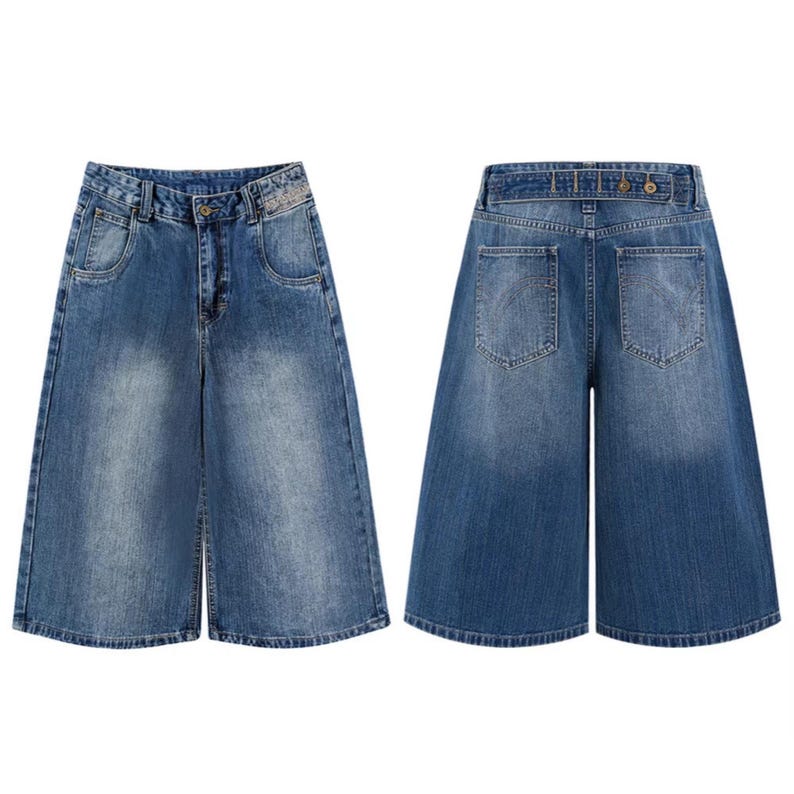 Button Cropped Jeans | Casual Loose Denim Shorts | Daily Wear | Y2K Streetwear Style

Button-adjust waist cropped denim shorts with loose wide leg Y2K streetwear style