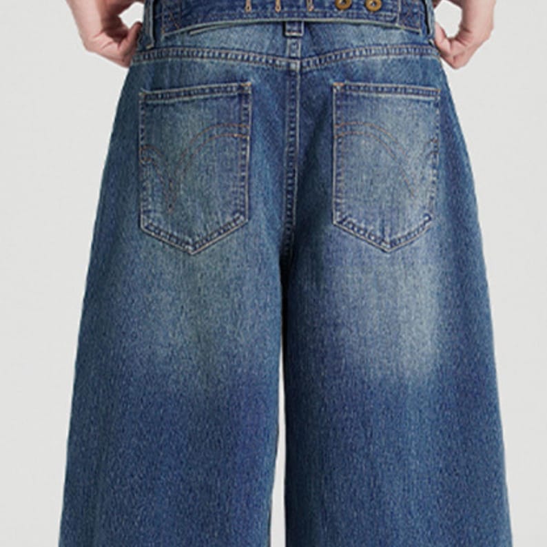 Button Cropped Jeans | Casual Loose Denim Shorts | Daily Wear | Y2K Streetwear Style

Button-adjust waist cropped denim shorts with loose wide leg Y2K streetwear style