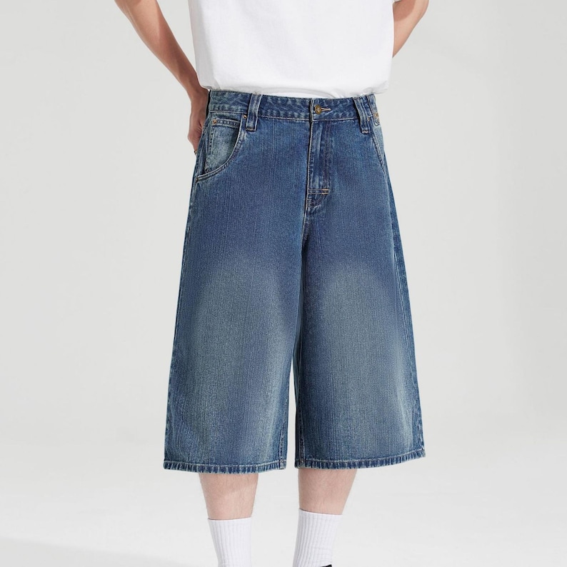 Button Cropped Jeans | Casual Loose Denim Shorts | Daily Wear | Y2K Streetwear Style

Button-adjust waist cropped denim shorts with loose wide leg Y2K streetwear style