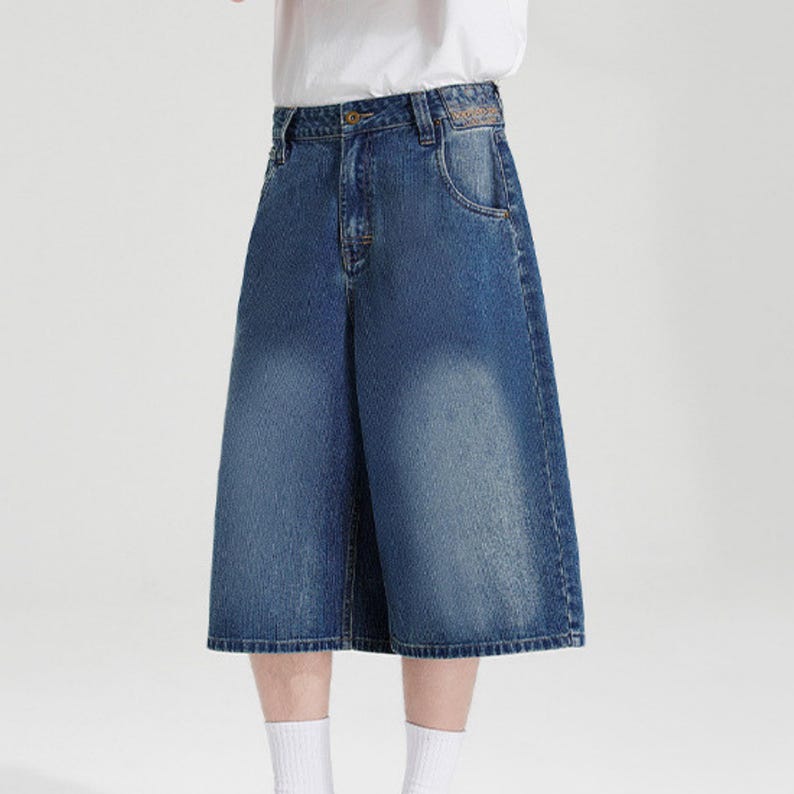 Button Cropped Jeans | Casual Loose Denim Shorts | Daily Wear | Y2K Streetwear Style

Button-adjust waist cropped denim shorts with loose wide leg Y2K streetwear style