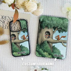 Op de afbeelding: Twee telefoonhoesjes met een eekhoorn die boeken naar boven draagt in een boom. De hoesjes zijn zwart met een witte rand en de naam "Michelle" staat onderaan gedrukt. De tekst "CUSTOM YOUR NAME" staat onder de hoesjes.